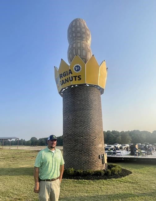 The Big Peanut once again reigns at the roadside in Georgia, after hurricane felled earlier goober | iNFOnews.ca The Big Peanut once again reigns at the roadside in Georgia, after hurricane felled earlier goober | iNFOnews.ca
