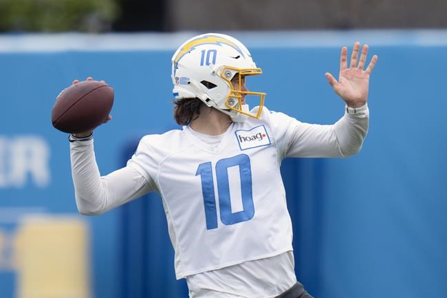 Chargers, QB Justin Herbert agree to 5-year extension worth $262.5 million, AP source says | iNFOnews.ca