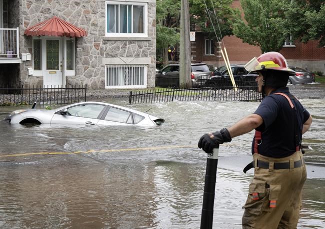 Montreal water main breaks and leaves buildings flooded, vehicles submerged | iNFOnews.ca Montreal water main breaks and leaves buildings flooded, vehicles submerged | iNFOnews.ca