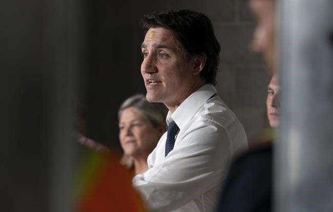 Trudeau appears at news conference with bandage after bumping head | iNFOnews.ca