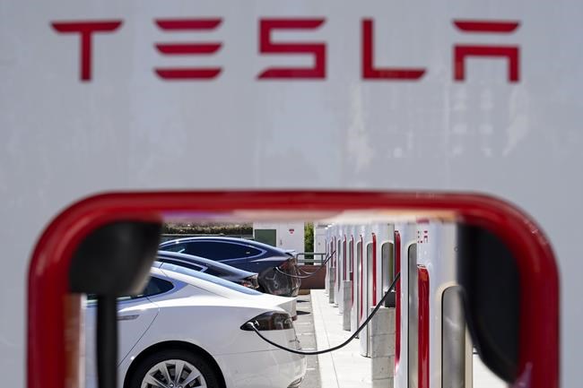 Tesla is allowing no-hands driving with Autopilot for longer periods. US regulators have questions | iNFOnews.ca Tesla is allowing no-hands driving with Autopilot for longer periods. US regulators have questions | iNFOnews.ca