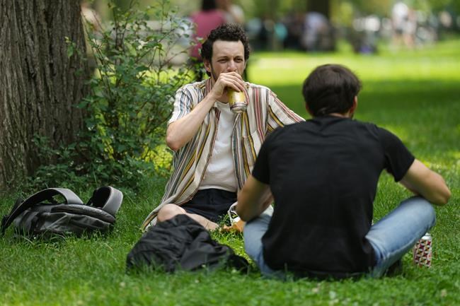 Alcohol consumption is now allowed in 27 Toronto parks, for a limited time | iNFOnews.ca