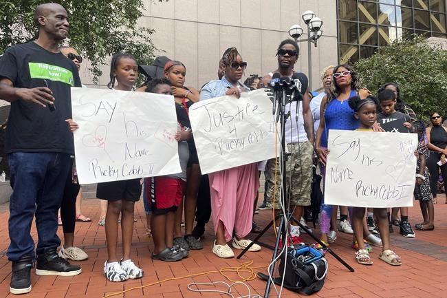 Family of a Black man killed during a Minnesota traffic stop asks the governor to fire troopers | iNFOnews.ca