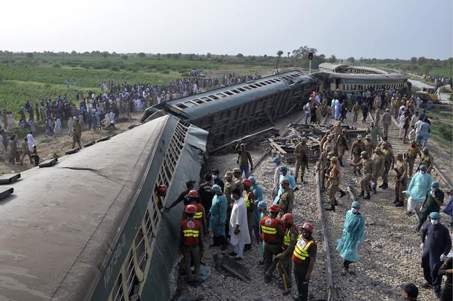 Express train derails in southern Pakistan, killing 30 people and injuring more than 90 | iNFOnews.ca