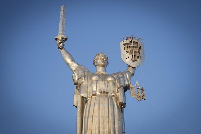 Ukraine replaces Soviet hammer and sickle with trident on towering Kyiv monument | iNFOnews.ca Ukraine replaces Soviet hammer and sickle with trident on towering Kyiv monument | iNFOnews.ca