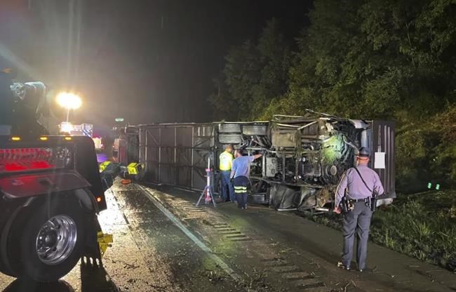 A survivor of the fatal Pennsylvania bus crash describes chaos and heroism after it turned over | iNFOnews.ca