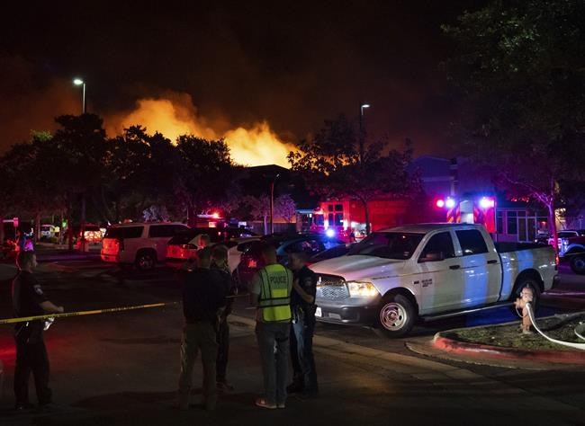Hundreds flee, building destroyed as grass fire spreads to trees near Texas apartments | iNFOnews.ca