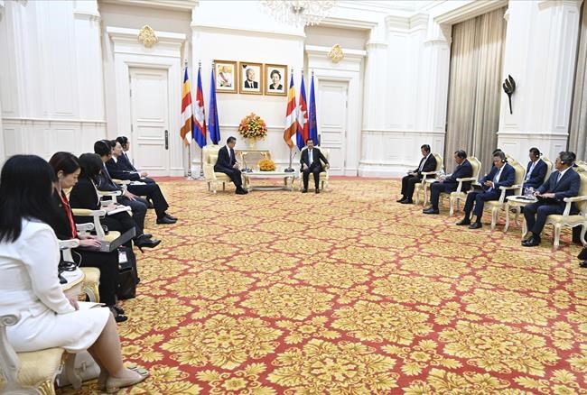 China's foreign minister visits Cambodia days after incumbent premier hands off the job to his son | iNFOnews.ca China's foreign minister visits Cambodia days after incumbent premier hands off the job to his son | iNFOnews.ca