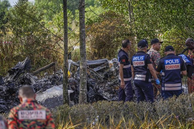 Small plane crashes on a Malaysian highway, killing all 8 people on board and 2 on the ground | iNFOnews.ca