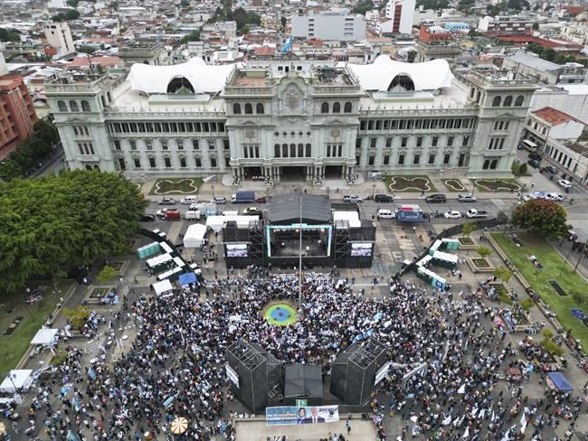 Guatemalans to choose between political veteran, surprise outsider in presidential runoff | iNFOnews.ca