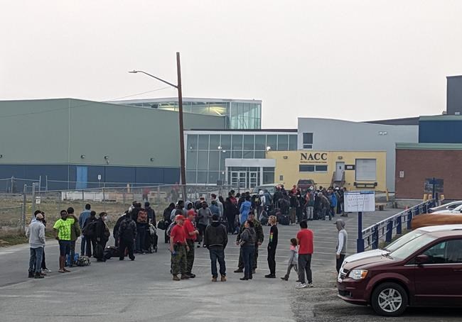 Convoys, airport lineups: Yellowknife residents leave city as fire creeps closer | iNFOnews.ca Convoys, airport lineups: Yellowknife residents leave city as fire creeps closer | iNFOnews.ca