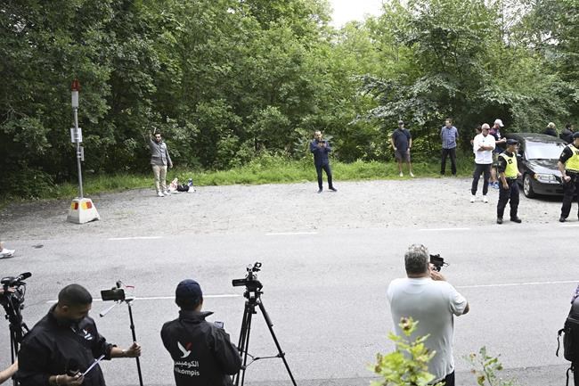 A woman interrupts a Quran-burning protest in Sweden by spraying activist with a fire extinguisher | iNFOnews.ca A woman interrupts a Quran-burning protest in Sweden by spraying activist with a fire extinguisher | iNFOnews.ca