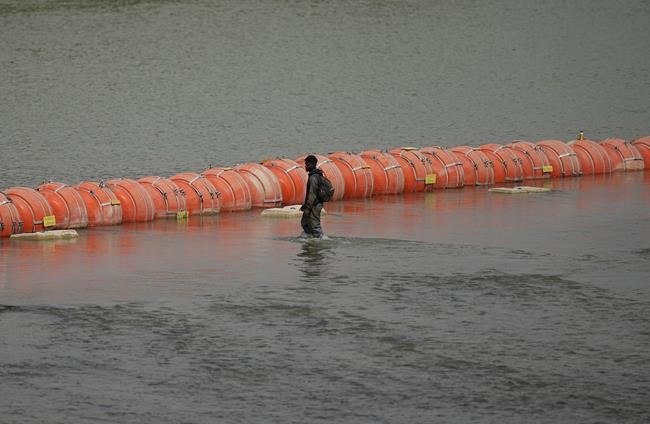 Texas moves large floating barrier on US-Mexico border closer to American soil | iNFOnews.ca