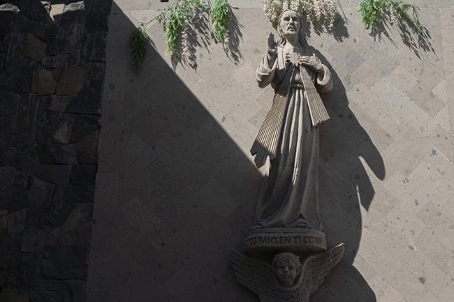 Traditional stone carvers chisel on despite loss of quarries in village swallowed by Mexico City | iNFOnews.ca Traditional stone carvers chisel on despite loss of quarries in village swallowed by Mexico City | iNFOnews.ca