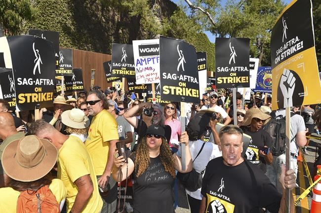 Kerry Washington, Martin Sheen shout for solidarity between Hollywood strikers and other workers | iNFOnews.ca