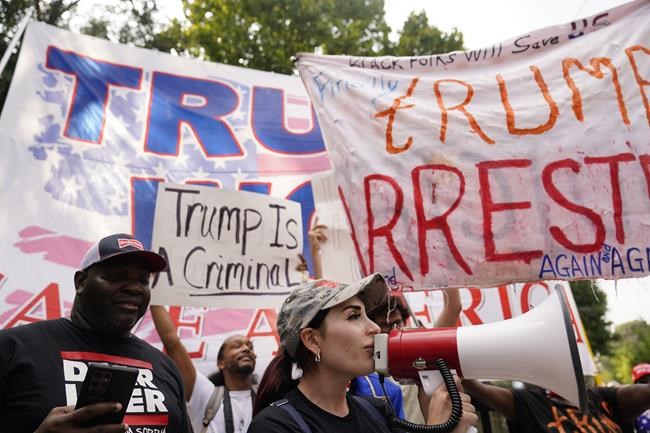 Dozens of Trump supporters cheer him on as former president turns himself in at Georgia jail | iNFOnews.ca