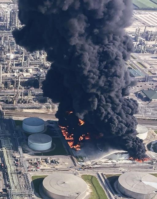 Fire at Louisiana oil refinery sends tower of black smoke into the air, but no injuries reported | iNFOnews.ca Fire at Louisiana oil refinery sends tower of black smoke into the air, but no injuries reported | iNFOnews.ca