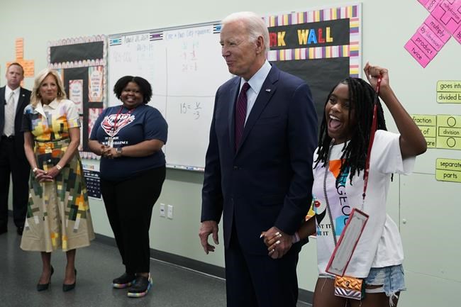 Biden and the first lady drop by a DC middle school math class and lunch to welcome back students | iNFOnews.ca Biden and the first lady drop by a DC middle school math class and lunch to welcome back students | iNFOnews.ca