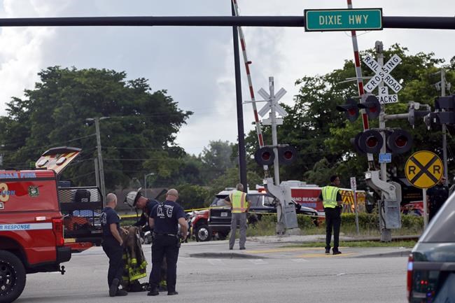 A rescue helicopter crashed into a Florida apartment complex, killing fire captain and a resident | iNFOnews.ca A rescue helicopter crashed into a Florida apartment complex, killing fire captain and a resident | iNFOnews.ca