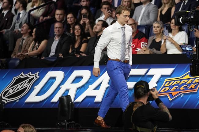 Bedard gains knowledge, motivation from McDavid: 'How can I get closer to him?' | iNFOnews.ca
