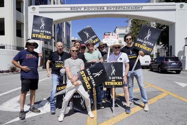 'Breaking Bad' stars reunite on picket line to call for studios to resume negotiations with actors | iNFOnews.ca