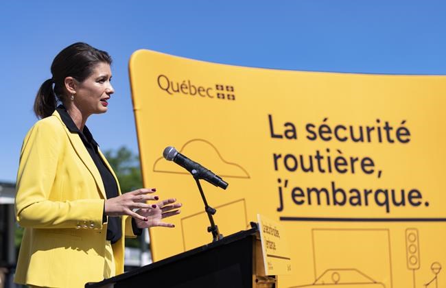 Quebec transport minister apologizes after being photographed without seatbelt | iNFOnews.ca