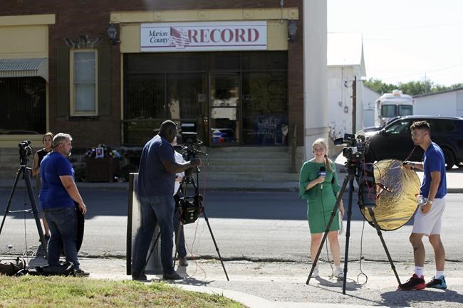 Kansas reporter files federal lawsuit against police chief who raided her newspaper's office | iNFOnews.ca Kansas reporter files federal lawsuit against police chief who raided her newspaper's office | iNFOnews.ca