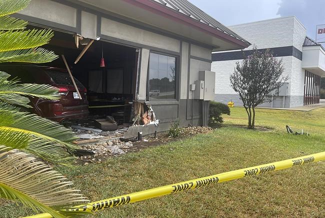 Wet roads and speed factored into car crashing into Denny's restaurant, Texas police chief says | iNFOnews.ca