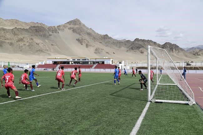 Officials use soccer to highlight climate worries in India's ecologically fragile Ladakh region | iNFOnews.ca