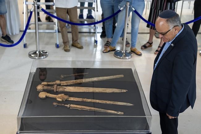 4 exceptionally preserved Roman swords discovered in a Dead Sea cave in Israel | iNFOnews.ca 4 exceptionally preserved Roman swords discovered in a Dead Sea cave in Israel | iNFOnews.ca