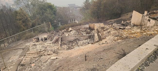 On emotional bus tours, residents return to West Kelowna, B.C., to view the ashes | iNFOnews.ca On emotional bus tours, residents return to West Kelowna, B.C., to view the ashes | iNFOnews.ca