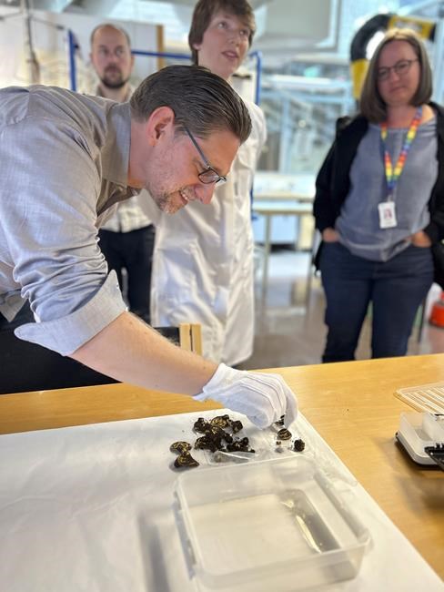 A Norwegian man needed a hobby. His new metal detector found a showy 1,500-year-old gold necklace | iNFOnews.ca A Norwegian man needed a hobby. His new metal detector found a showy 1,500-year-old gold necklace | iNFOnews.ca