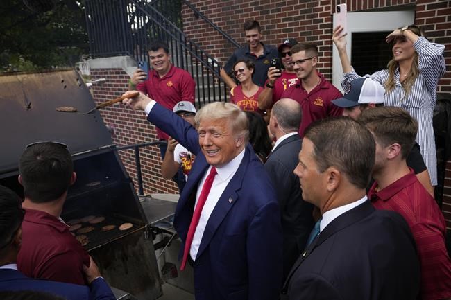 Trump stops at a fraternity house on his way to Iowa-Iowa State football game, outdrawing his rivals | iNFOnews.ca Trump stops at a fraternity house on his way to Iowa-Iowa State football game, outdrawing his rivals | iNFOnews.ca