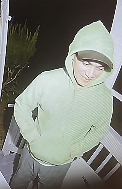 Escaped murderer still at large slips out of search area, steals van, tries to contact ex-co-workers | iNFOnews.ca