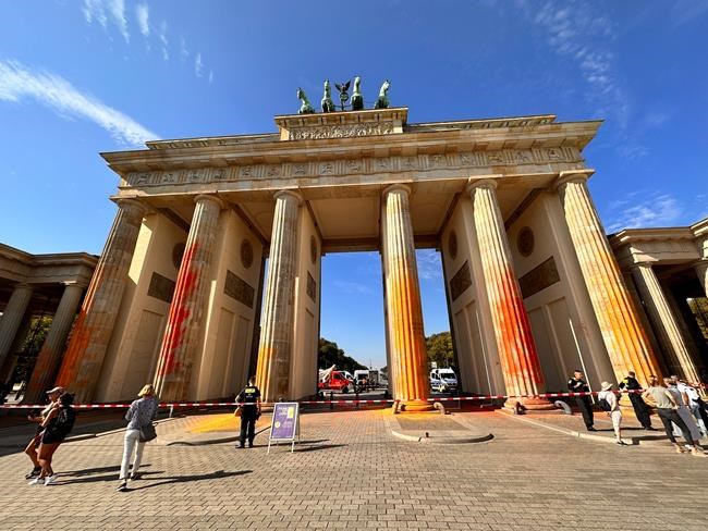 Climate activists spray Berlin's Brandenburg Gate with orange paint | iNFOnews.ca Climate activists spray Berlin's Brandenburg Gate with orange paint | iNFOnews.ca