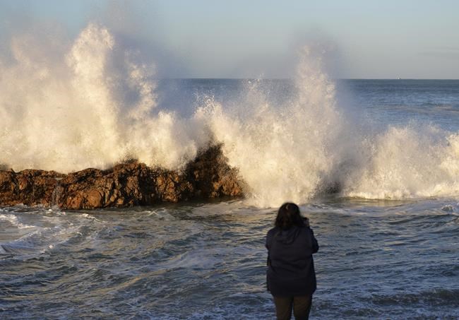 'Spring tide' ocean waves crash into buildings in South Africa, leaving 2 dead and injuring several | iNFOnews.ca