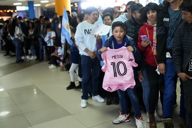 Lionel Messi leaves late in 1st half for Inter Miami against Toronto with leg issue | iNFOnews.ca