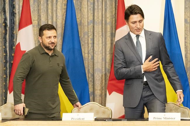 Zelenskyy, accompanied by Trudeau, greets large crowd of supporters in Toronto | iNFOnews.ca