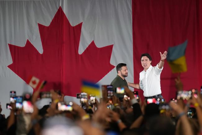 Zelenskyy, accompanied by Trudeau, greets cheering crowd of supporters in Toronto | iNFOnews.ca