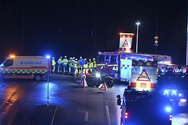 A landslide in Sweden causes a huge sinkhole on a highway and 3 are injured when cars crash | iNFOnews.ca A landslide in Sweden causes a huge sinkhole on a highway and 3 are injured when cars crash | iNFOnews.ca