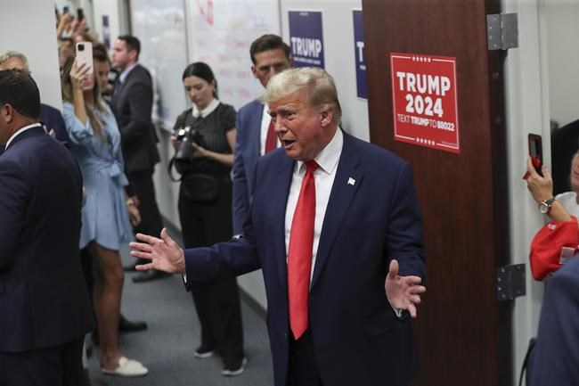 Trump admires a Glock handgun - but stops short of buying - as he campaigns in South Carolina | iNFOnews.ca Trump admires a Glock handgun - but stops short of buying - as he campaigns in South Carolina | iNFOnews.ca