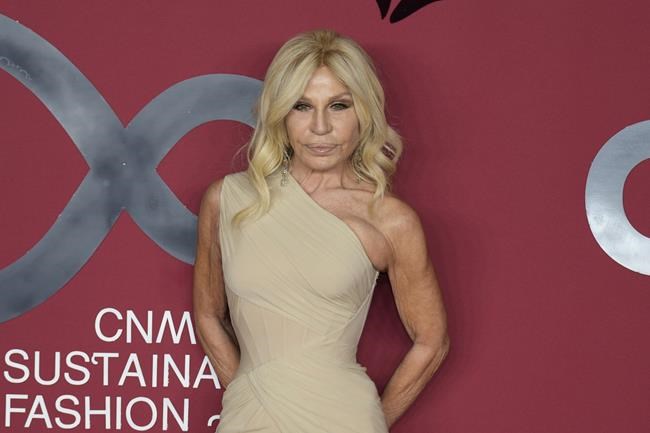 Donatella Versace slams Italian government's anti-gay policies from La Scala stage | iNFOnews.ca Donatella Versace slams Italian government's anti-gay policies from La Scala stage | iNFOnews.ca