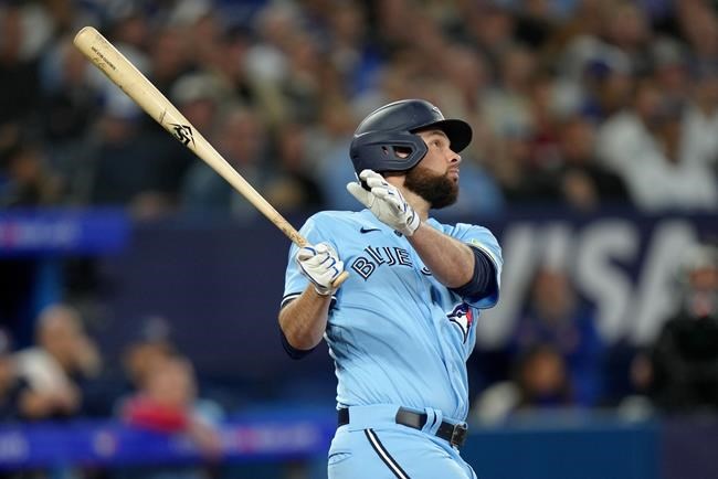 Bassitt reaches milestone as Jays beat Yankees 6-0; Toronto closes in on playoffs | iNFOnews.ca