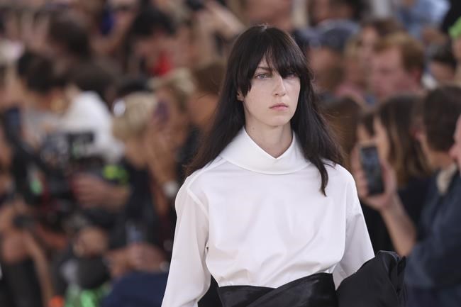 Loewe showcases high-waisted silhouettes in surrealistic Paris fashion display | iNFOnews.ca Loewe showcases high-waisted silhouettes in surrealistic Paris fashion display | iNFOnews.ca