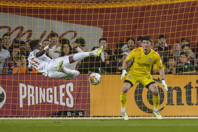 Cincinnati scores late goal to edge Toronto FC 3-2, win Supporters' Shield | iNFOnews.ca Cincinnati scores late goal to edge Toronto FC 3-2, win Supporters' Shield | iNFOnews.ca