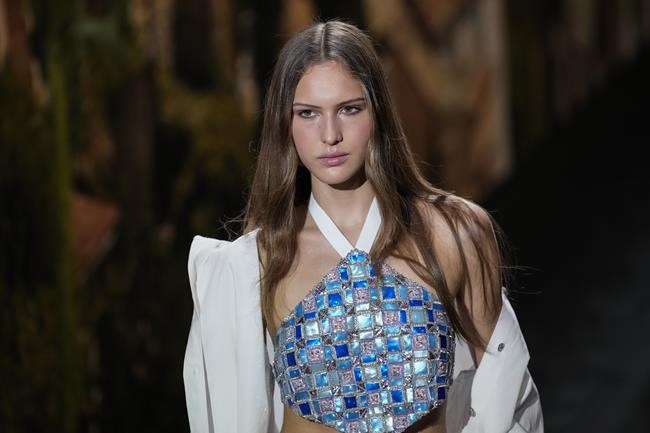Chanel takes a dip: Viard's spring show brings Paris stalwart down to earth | iNFOnews.ca Chanel takes a dip: Viard's spring show brings Paris stalwart down to earth | iNFOnews.ca