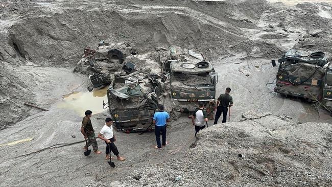 Icy floodwaters kill at least 31 in India's Himalayan northeast after lake bursts through major dam | iNFOnews.ca Icy floodwaters kill at least 31 in India's Himalayan northeast after lake bursts through major dam | iNFOnews.ca