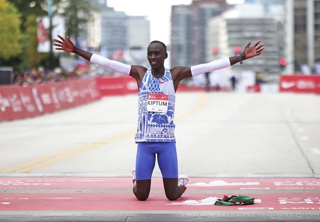 Kiptum sets world marathon record in Chicago in 2:00:35, breaking Kipchoge's mark | iNFOnews.ca