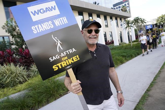 Hollywood writers vote to approve contract deal that ended strike as actors negotiate | iNFOnews.ca