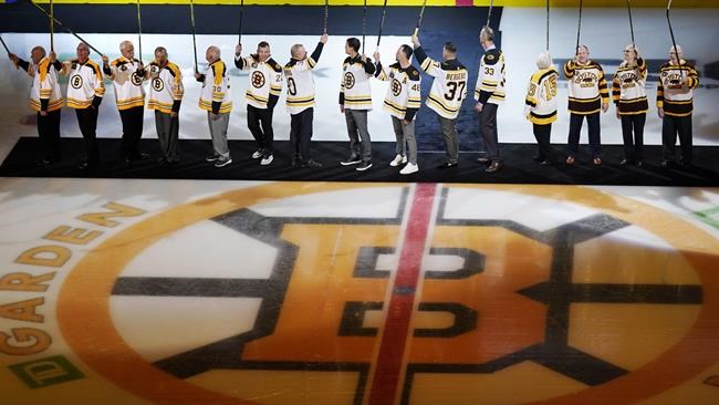 Rookie Bedard scores, but Pastrnak pots 2 to lead Bruins past Blackhawks 3-1 | iNFOnews.ca Rookie Bedard scores, but Pastrnak pots 2 to lead Bruins past Blackhawks 3-1 | iNFOnews.ca